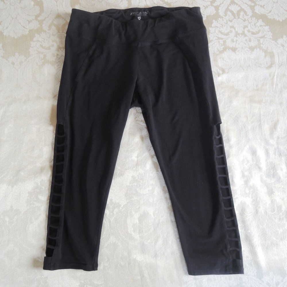 Betsey Johnson Performance Black Side Cut Out Capri Leggings L